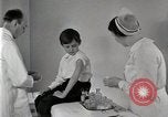 Standbild Arzt vaccinates Boy Detroit Michigan USA, 1936, aus Sekunde 14 historischem Filmmaterial Videoclip 65675023153