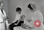 Standbild Arzt vaccinates Boy Detroit Michigan USA, 1936, aus Sekunde 16 historischem Filmmaterial Videoclip 65675023153