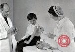 Standbild Arzt vaccinates Boy Detroit Michigan USA, 1936, aus Sekunde 17 historischem Filmmaterial Videoclip 65675023153