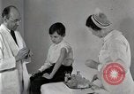 Standbild Arzt vaccinates Boy Detroit Michigan USA, 1936, aus Sekunde 18 historischem Filmmaterial Videoclip 65675023153