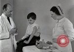 Standbild Arzt vaccinates Boy Detroit Michigan USA, 1936, aus Sekunde 19 historischem Filmmaterial Videoclip 65675023153