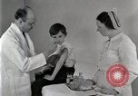 Standbild Arzt vaccinates Boy Detroit Michigan USA, 1936, aus Sekunde 20 historischem Filmmaterial Videoclip 65675023153