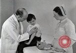 Standbild Arzt vaccinates Boy Detroit Michigan USA, 1936, aus Sekunde 21 historischem Filmmaterial Videoclip 65675023153