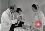 Standbild Arzt vaccinates Boy Detroit Michigan USA, 1936, aus Sekunde 22 historischem Filmmaterial Videoclip 65675023153