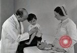 Standbild Arzt vaccinates Boy Detroit Michigan USA, 1936, aus Sekunde 23 historischem Filmmaterial Videoclip 65675023153