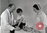Standbild Arzt vaccinates Boy Detroit Michigan USA, 1936, aus Sekunde 24 historischem Filmmaterial Videoclip 65675023153