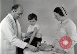 Standbild Arzt vaccinates Boy Detroit Michigan USA, 1936, aus Sekunde 25 historischem Filmmaterial Videoclip 65675023153