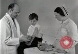 Standbild Arzt vaccinates Boy Detroit Michigan USA, 1936, aus Sekunde 26 historischem Filmmaterial Videoclip 65675023153