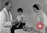 Standbild Arzt vaccinates Boy Detroit Michigan USA, 1936, aus Sekunde 27 historischem Filmmaterial Videoclip 65675023153