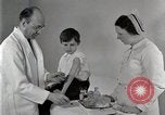 Standbild Arzt vaccinates Boy Detroit Michigan USA, 1936, aus Sekunde 28 historischem Filmmaterial Videoclip 65675023153