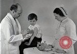 Standbild Arzt vaccinates Boy Detroit Michigan USA, 1936, aus Sekunde 29 historischem Filmmaterial Videoclip 65675023153