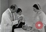 Standbild Arzt vaccinates Boy Detroit Michigan USA, 1936, aus Sekunde 31 historischem Filmmaterial Videoclip 65675023153