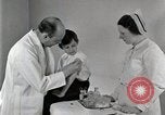 Standbild Arzt vaccinates Boy Detroit Michigan USA, 1936, aus Sekunde 32 historischem Filmmaterial Videoclip 65675023153