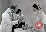 Standbild Arzt vaccinates Boy Detroit Michigan USA, 1936, aus Sekunde 33 historischem Filmmaterial Videoclip 65675023153