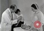 Standbild Arzt vaccinates Boy Detroit Michigan USA, 1936, aus Sekunde 34 historischem Filmmaterial Videoclip 65675023153