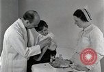 Standbild Arzt vaccinates Boy Detroit Michigan USA, 1936, aus Sekunde 35 historischem Filmmaterial Videoclip 65675023153