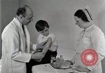 Standbild Arzt vaccinates Boy Detroit Michigan USA, 1936, aus Sekunde 36 historischem Filmmaterial Videoclip 65675023153