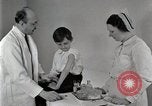 Standbild Arzt vaccinates Boy Detroit Michigan USA, 1936, aus Sekunde 37 historischem Filmmaterial Videoclip 65675023153
