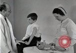 Standbild Arzt vaccinates Boy Detroit Michigan USA, 1936, aus Sekunde 38 historischem Filmmaterial Videoclip 65675023153