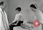 Standbild Arzt vaccinates Boy Detroit Michigan USA, 1936, aus Sekunde 39 historischem Filmmaterial Videoclip 65675023153