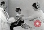 Standbild Arzt vaccinates Boy Detroit Michigan USA, 1936, aus Sekunde 48 historischem Filmmaterial Videoclip 65675023153