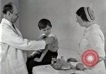 Standbild Arzt vaccinates Boy Detroit Michigan USA, 1936, aus Sekunde 49 historischem Filmmaterial Videoclip 65675023153