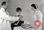 Standbild Arzt vaccinates Boy Detroit Michigan USA, 1936, aus Sekunde 50 historischem Filmmaterial Videoclip 65675023153