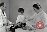 Standbild Arzt vaccinates Boy Detroit Michigan USA, 1936, aus Sekunde 53 historischem Filmmaterial Videoclip 65675023153