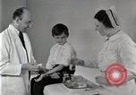 Standbild Arzt vaccinates Boy Detroit Michigan USA, 1936, aus Sekunde 54 historischem Filmmaterial Videoclip 65675023153