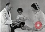 Standbild Arzt vaccinates Boy Detroit Michigan USA, 1936, aus Sekunde 55 historischem Filmmaterial Videoclip 65675023153