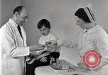 Standbild Arzt vaccinates Boy Detroit Michigan USA, 1936, aus Sekunde 56 historischem Filmmaterial Videoclip 65675023153