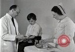 Standbild Arzt vaccinates Boy Detroit Michigan USA, 1936, aus Sekunde 57 historischem Filmmaterial Videoclip 65675023153