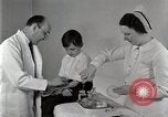 Standbild Arzt vaccinates Boy Detroit Michigan USA, 1936, aus Sekunde 58 historischem Filmmaterial Videoclip 65675023153
