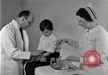 Standbild Arzt vaccinates Boy Detroit Michigan USA, 1936, aus Sekunde 59 historischem Filmmaterial Videoclip 65675023153