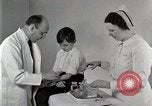 Standbild Arzt vaccinates Boy Detroit Michigan USA, 1936, aus Sekunde 60 historischem Filmmaterial Videoclip 65675023153