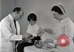 Standbild Arzt vaccinates Boy Detroit Michigan USA, 1936, aus Sekunde 61 historischem Filmmaterial Videoclip 65675023153