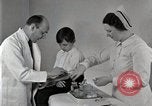 Standbild Arzt vaccinates Boy Detroit Michigan USA, 1936, aus Sekunde 62 historischem Filmmaterial Videoclip 65675023153