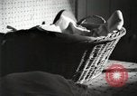 Standbild Geburt quintuplet von Mädchen von Ontario Kanada, 1934, aus Sekunde 3 historischem Filmmaterial Videoclip 65675023155