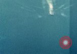 Standbild Gun camera footage strafing Ziele Tarumizu Kyushu in Japan, 1945, aus Sekunde 57 historischem Filmmaterial Videoclip 65675023197