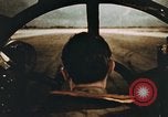 Standbild Ansicht von B-29 Cockpit bei der Landung Guam Marianen, 1945, aus Sekunde 61 historischem Filmmaterial Videoclip 65675023221