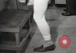 Immagine di Astronauta Hal Crandall essendo testato fitness Ohio United States USA, 1959, secondo 6 filmato di repertorio 65675023413