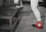 Immagine di Astronauta Hal Crandall essendo testato fitness Ohio United States USA, 1959, secondo 10 filmato di repertorio 65675023413