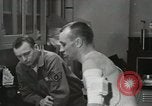 Immagine di Astronauta Hal Crandall essendo testato fitness Ohio United States USA, 1959, secondo 22 filmato di repertorio 65675023413