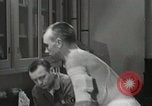 Immagine di Astronauta Hal Crandall essendo testato fitness Ohio United States USA, 1959, secondo 24 filmato di repertorio 65675023413