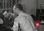Immagine di Astronauta Hal Crandall essendo testato fitness Ohio United States USA, 1959, secondo 30 filmato di repertorio 65675023413