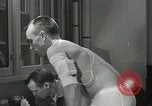 Immagine di Astronauta Hal Crandall essendo testato fitness Ohio United States USA, 1959, secondo 31 filmato di repertorio 65675023413