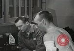 Immagine di Astronauta Hal Crandall essendo testato fitness Ohio United States USA, 1959, secondo 36 filmato di repertorio 65675023413