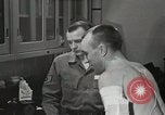 Immagine di Astronauta Hal Crandall essendo testato fitness Ohio United States USA, 1959, secondo 39 filmato di repertorio 65675023413