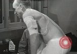 Immagine di Astronauta Hal Crandall essendo testato fitness Ohio United States USA, 1959, secondo 43 filmato di repertorio 65675023413
