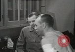 Immagine di Astronauta Hal Crandall essendo testato fitness Ohio United States USA, 1959, secondo 44 filmato di repertorio 65675023413